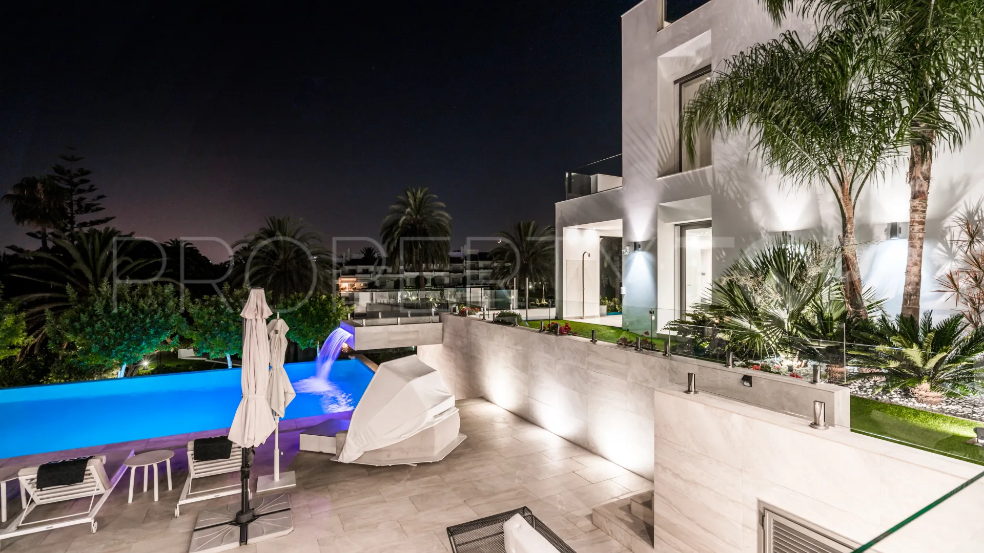 Villa en venta de 9 dormitorios en Nueva Andalucia