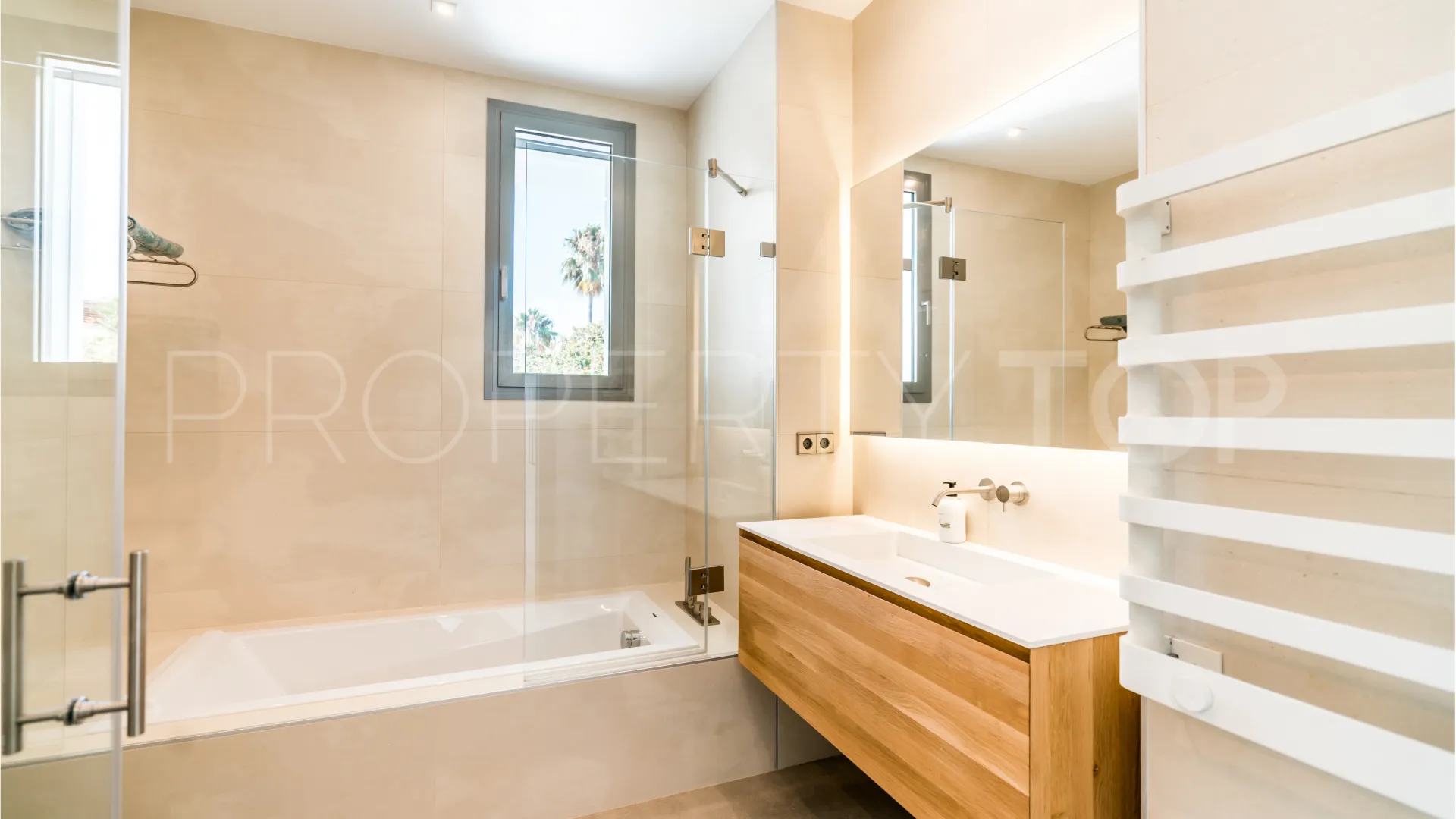 Villa en venta de 9 dormitorios en Nueva Andalucia
