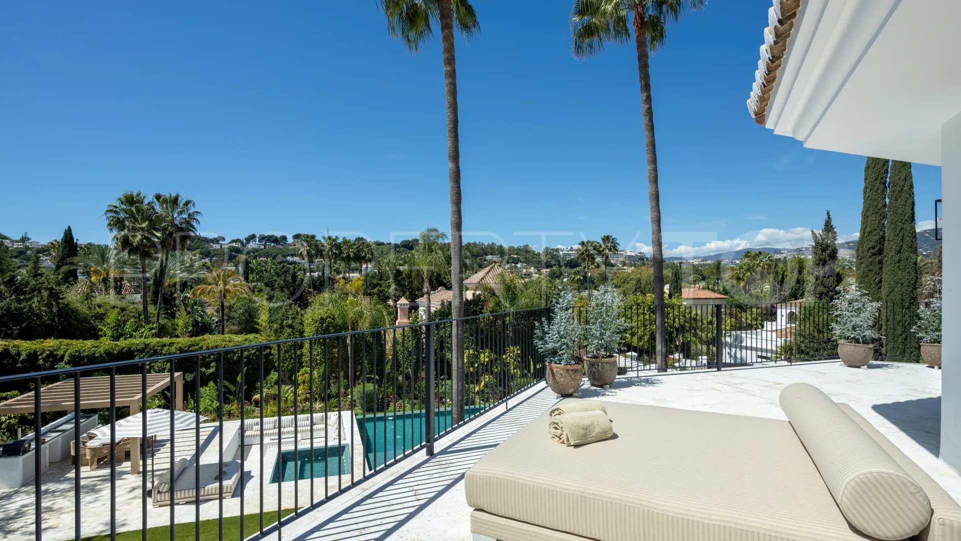 Buy Nueva Andalucia 5 bedrooms villa