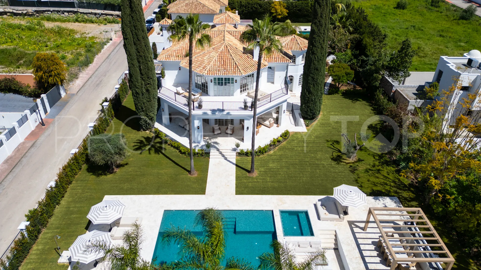 Buy Nueva Andalucia 5 bedrooms villa