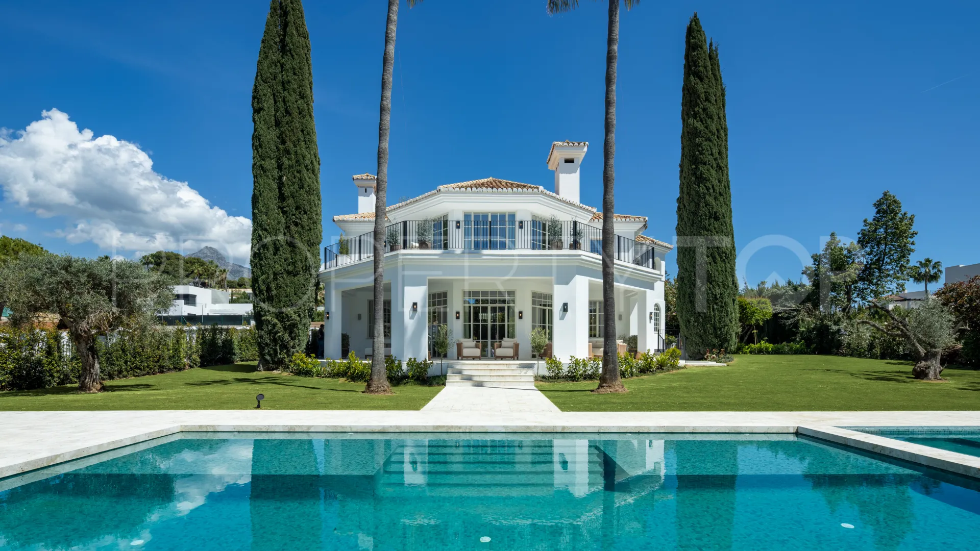 Buy Nueva Andalucia 5 bedrooms villa