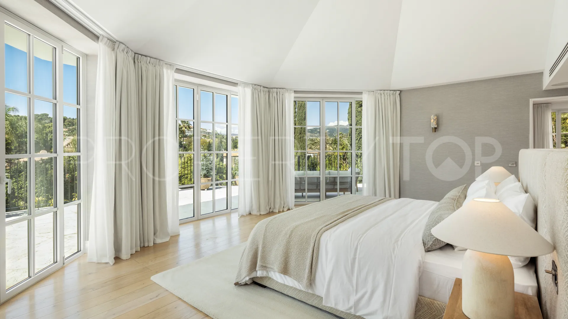 Buy Nueva Andalucia 5 bedrooms villa