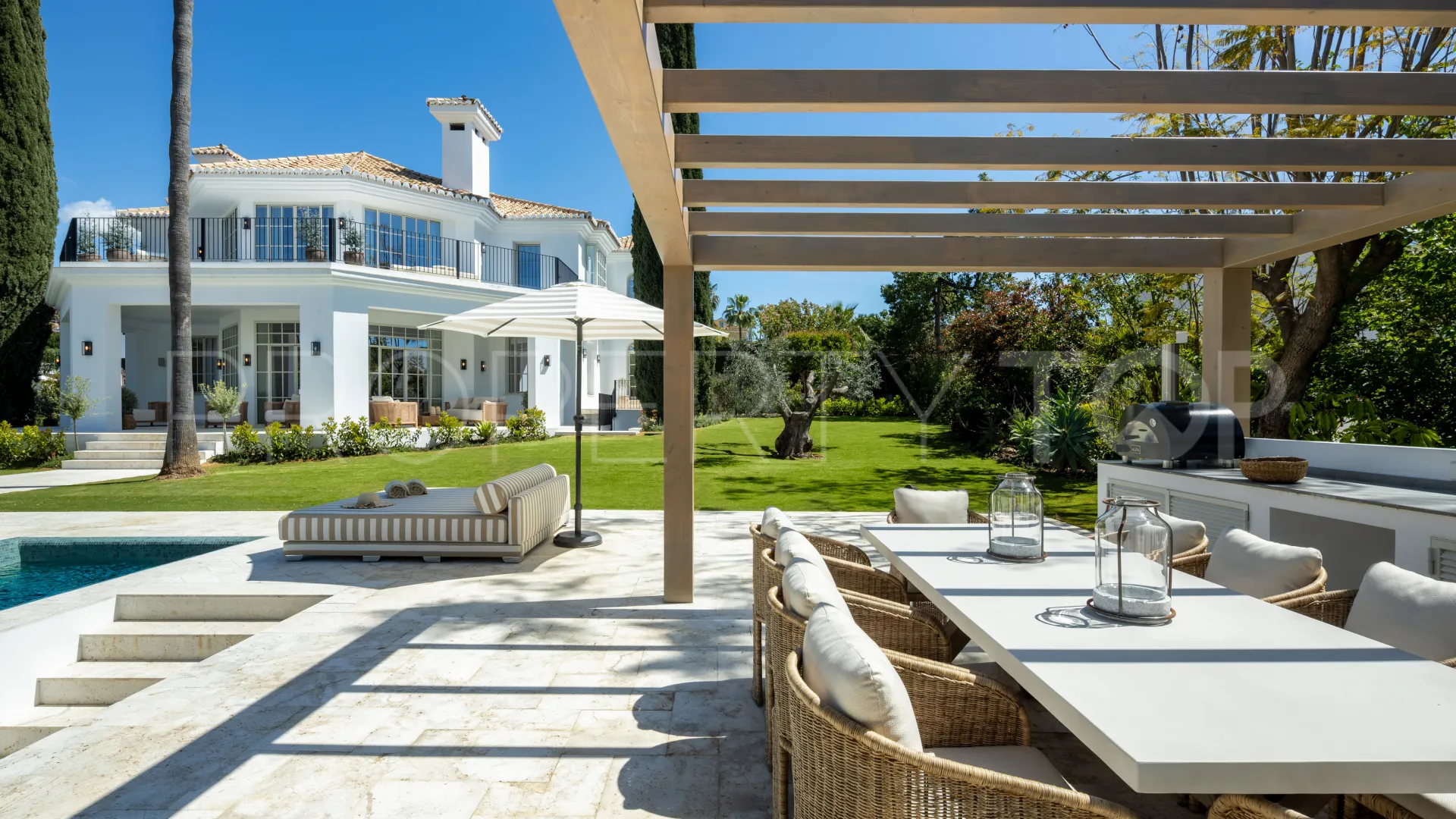Buy Nueva Andalucia 5 bedrooms villa