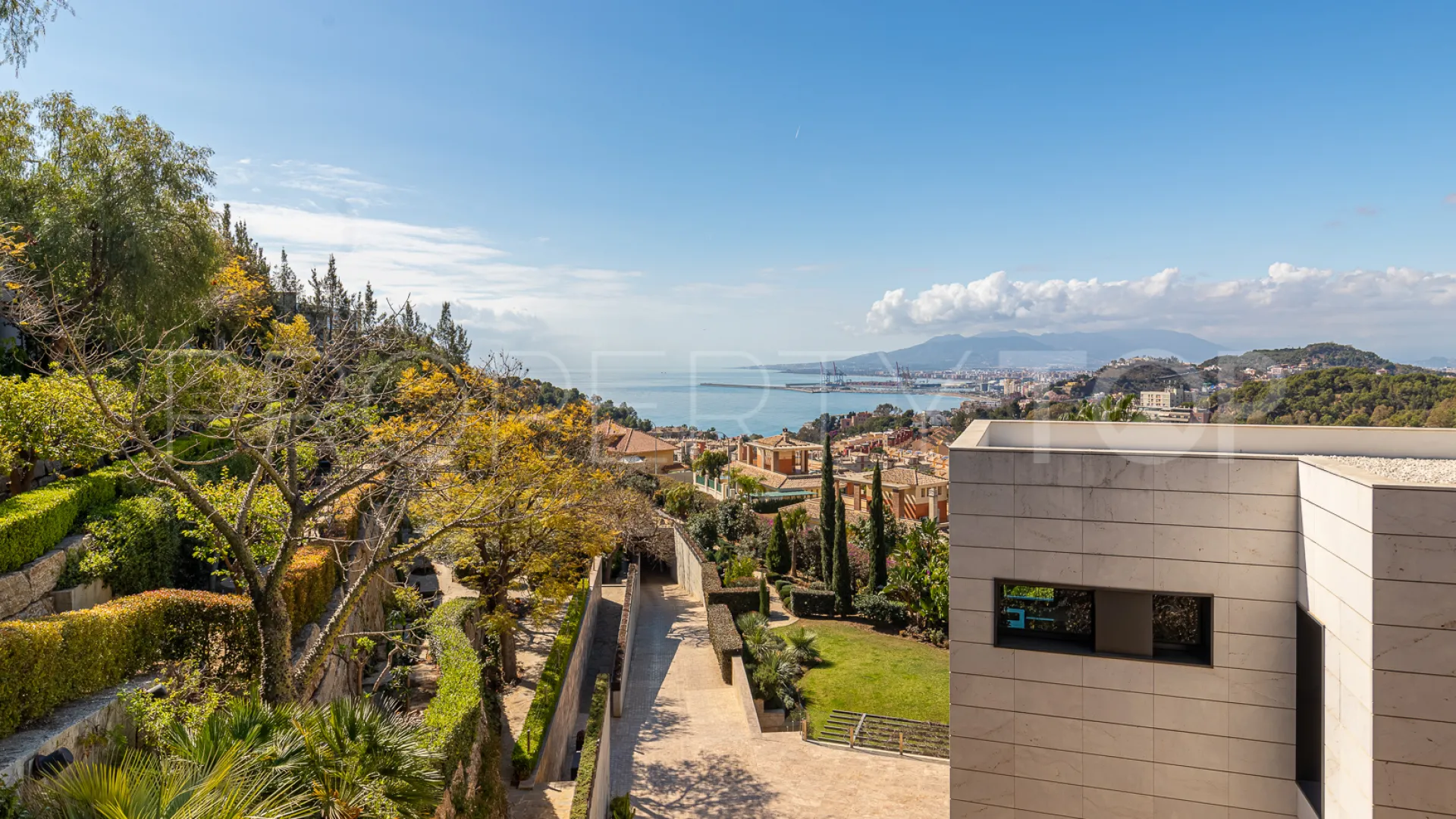 Villa con 8 dormitorios en venta en Malaga - Este