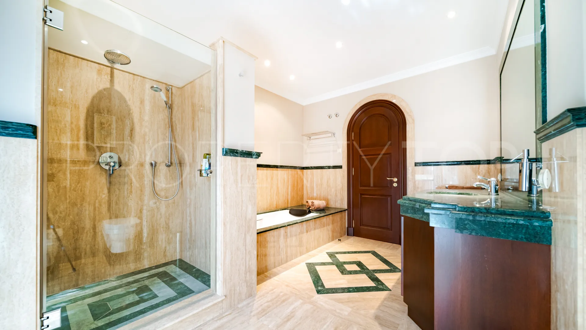 For sale Guadalmina Baja villa with 8 bedrooms