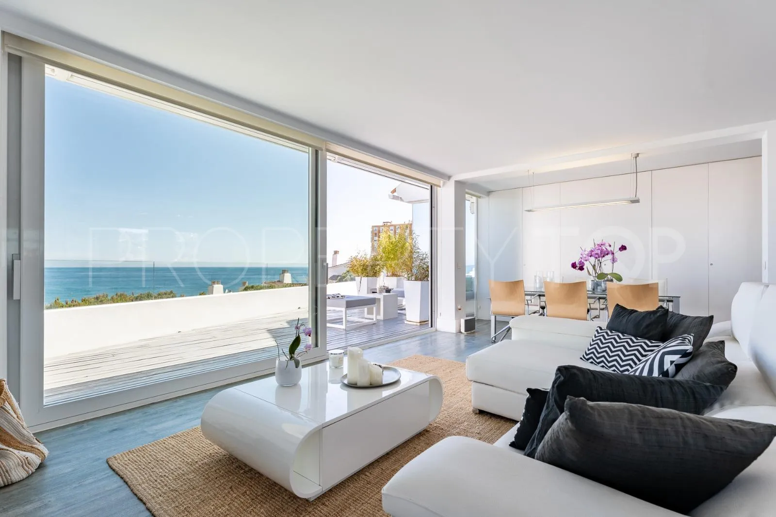 Duplex penthouse for sale in Calahonda Playa with 2 bedrooms
