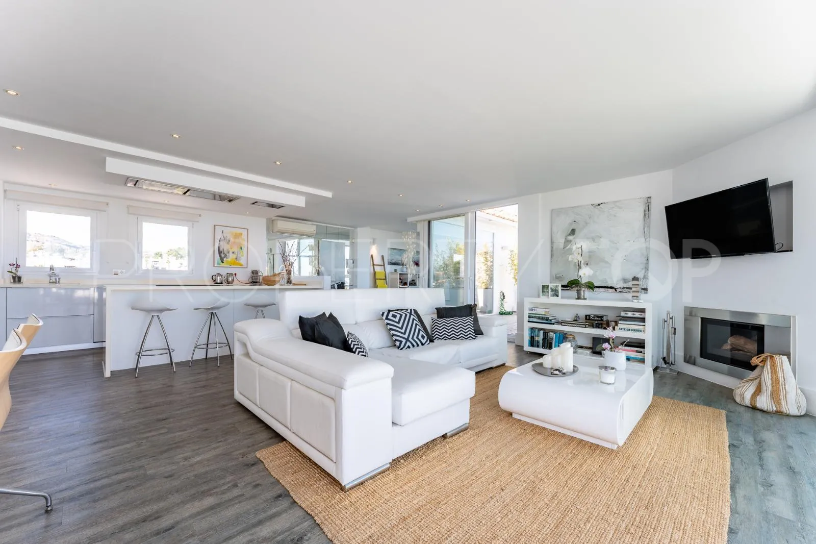 Duplex penthouse for sale in Calahonda Playa with 2 bedrooms