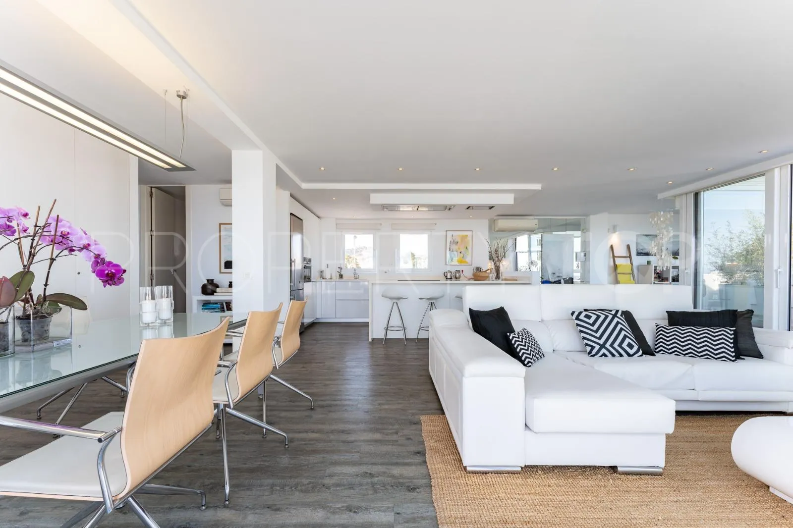 Duplex penthouse for sale in Calahonda Playa with 2 bedrooms