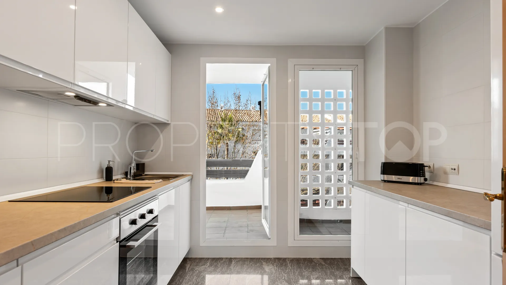Ático de 2 dormitorios en venta en Selwo Hills