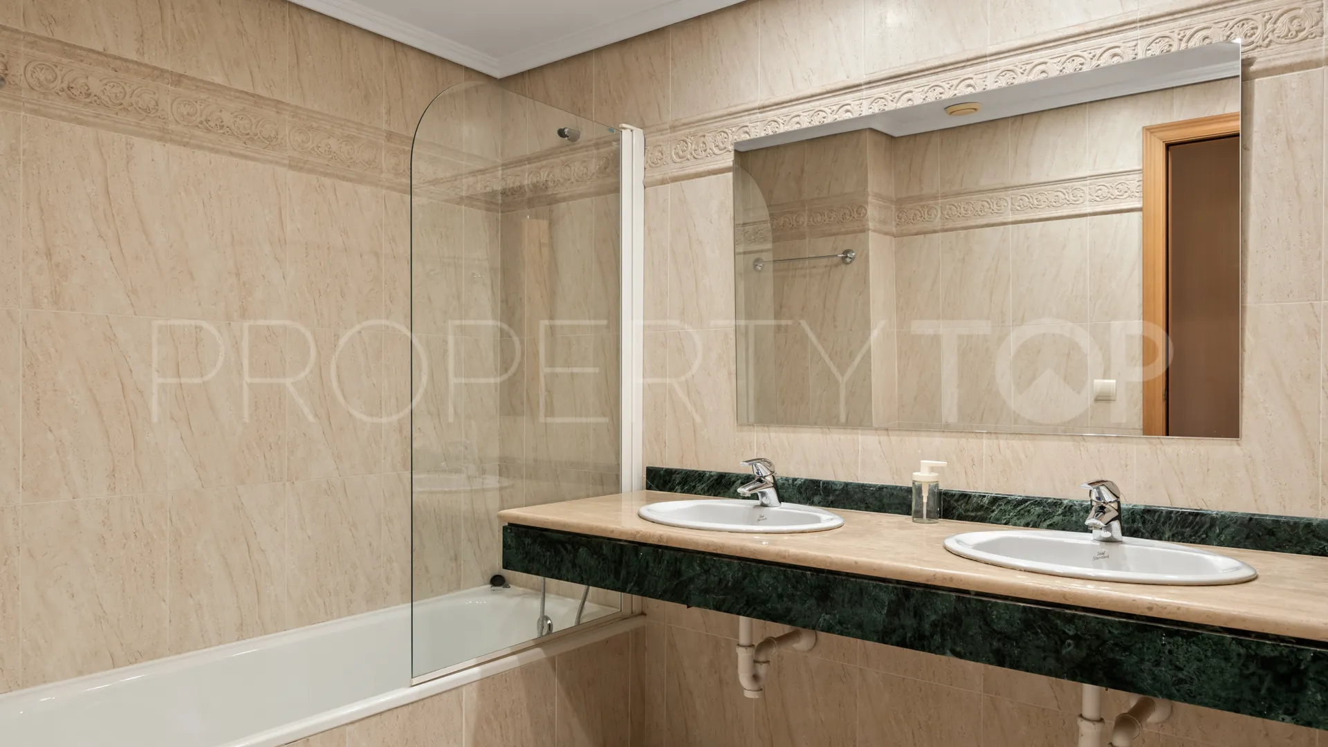 Ático de 2 dormitorios en venta en Selwo Hills