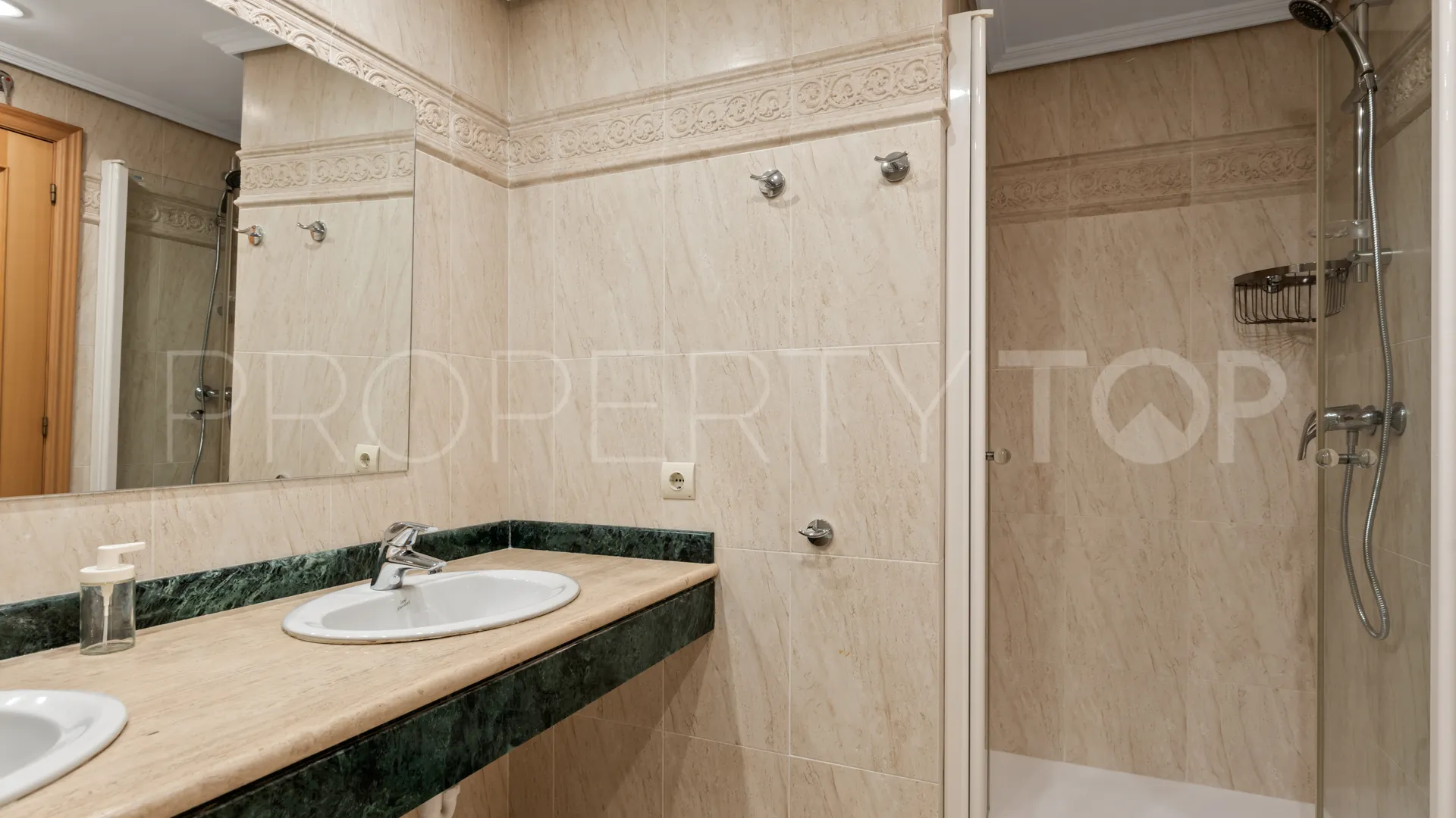Ático de 2 dormitorios en venta en Selwo Hills