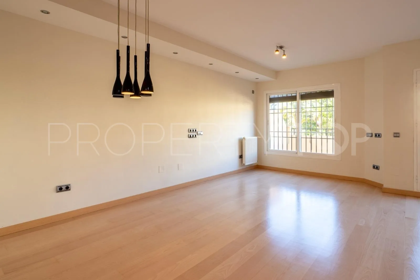 Buy town house in Los Pacos with 4 bedrooms