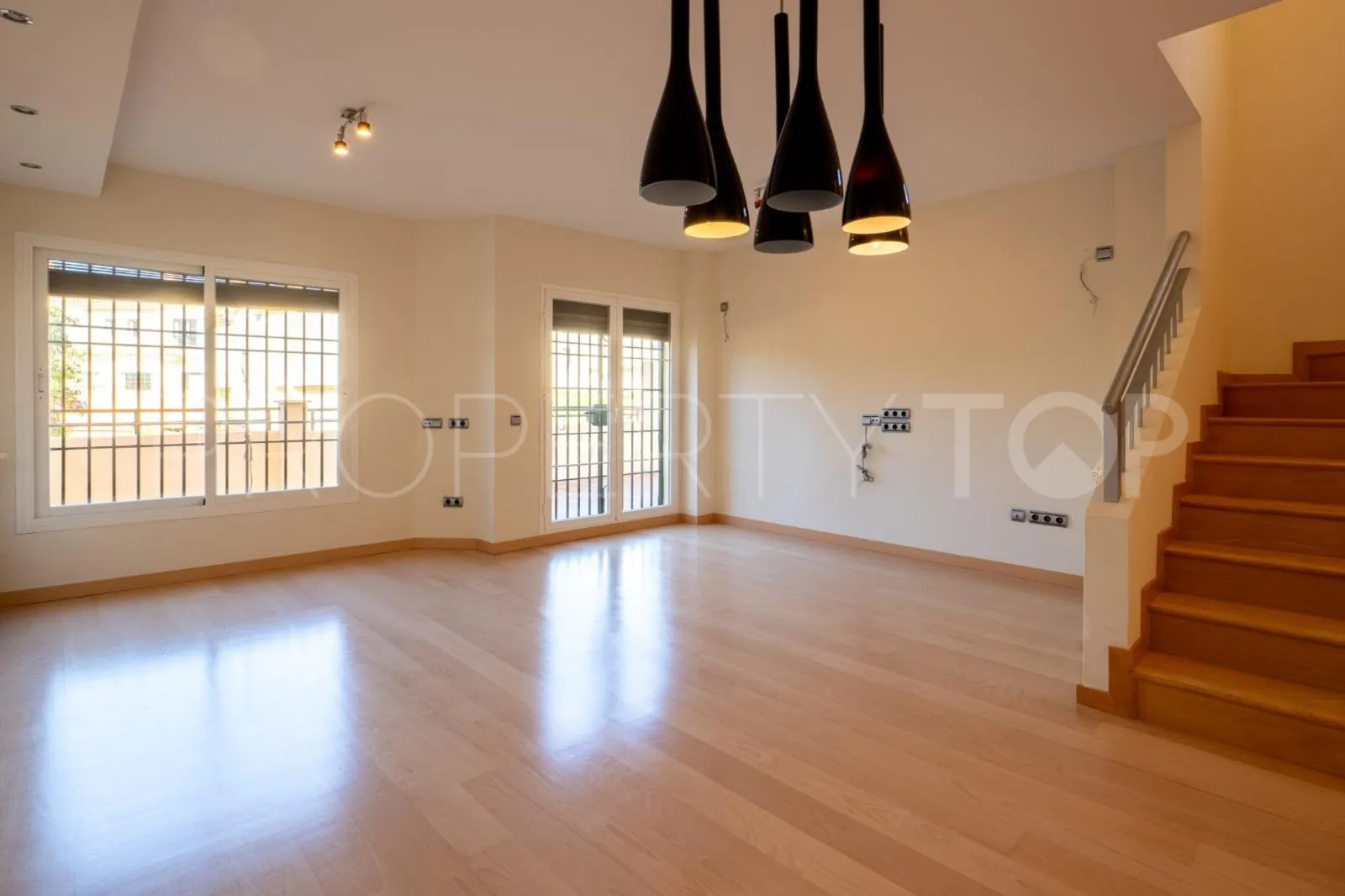 Buy town house in Los Pacos with 4 bedrooms