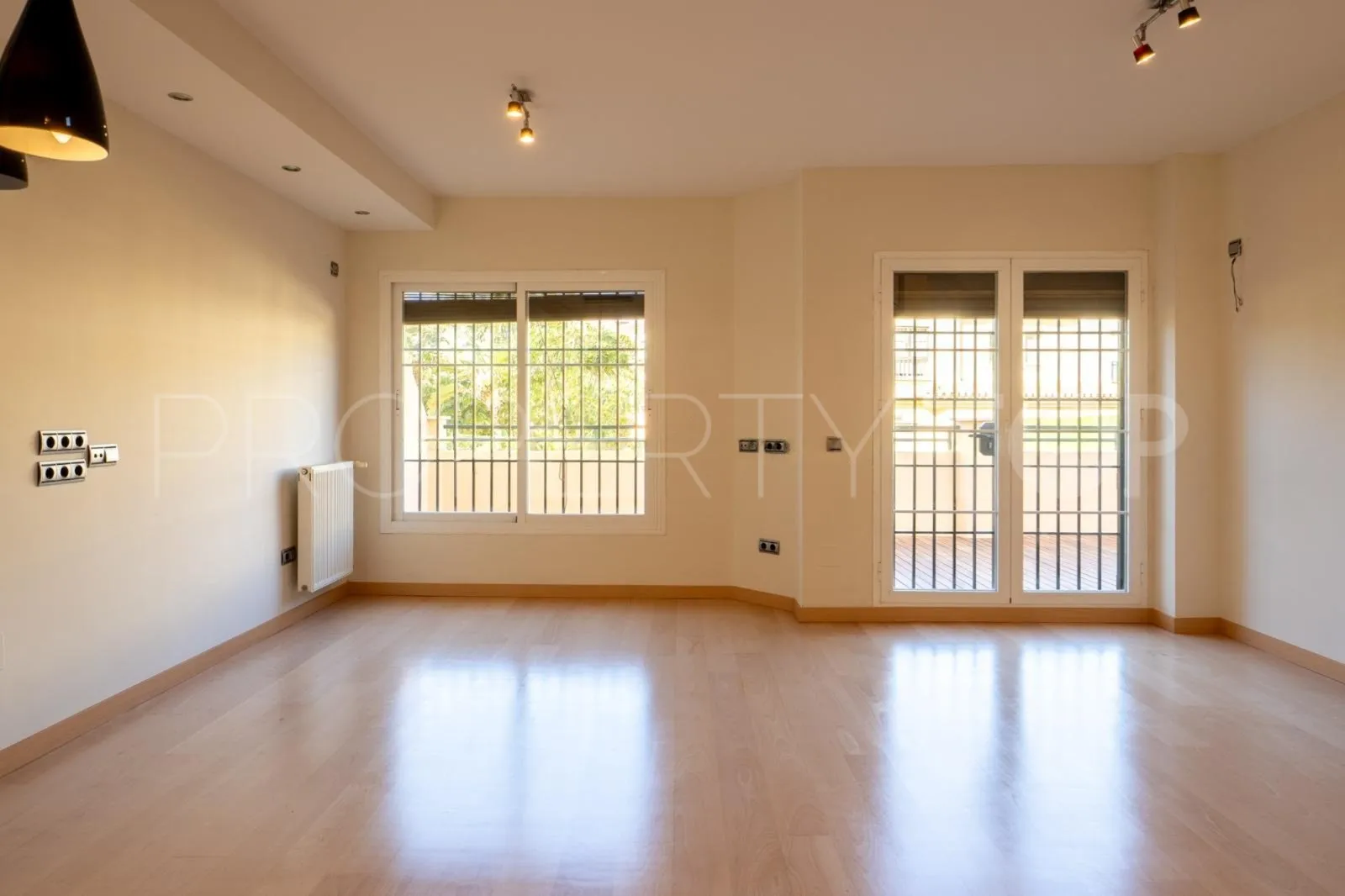 Buy town house in Los Pacos with 4 bedrooms