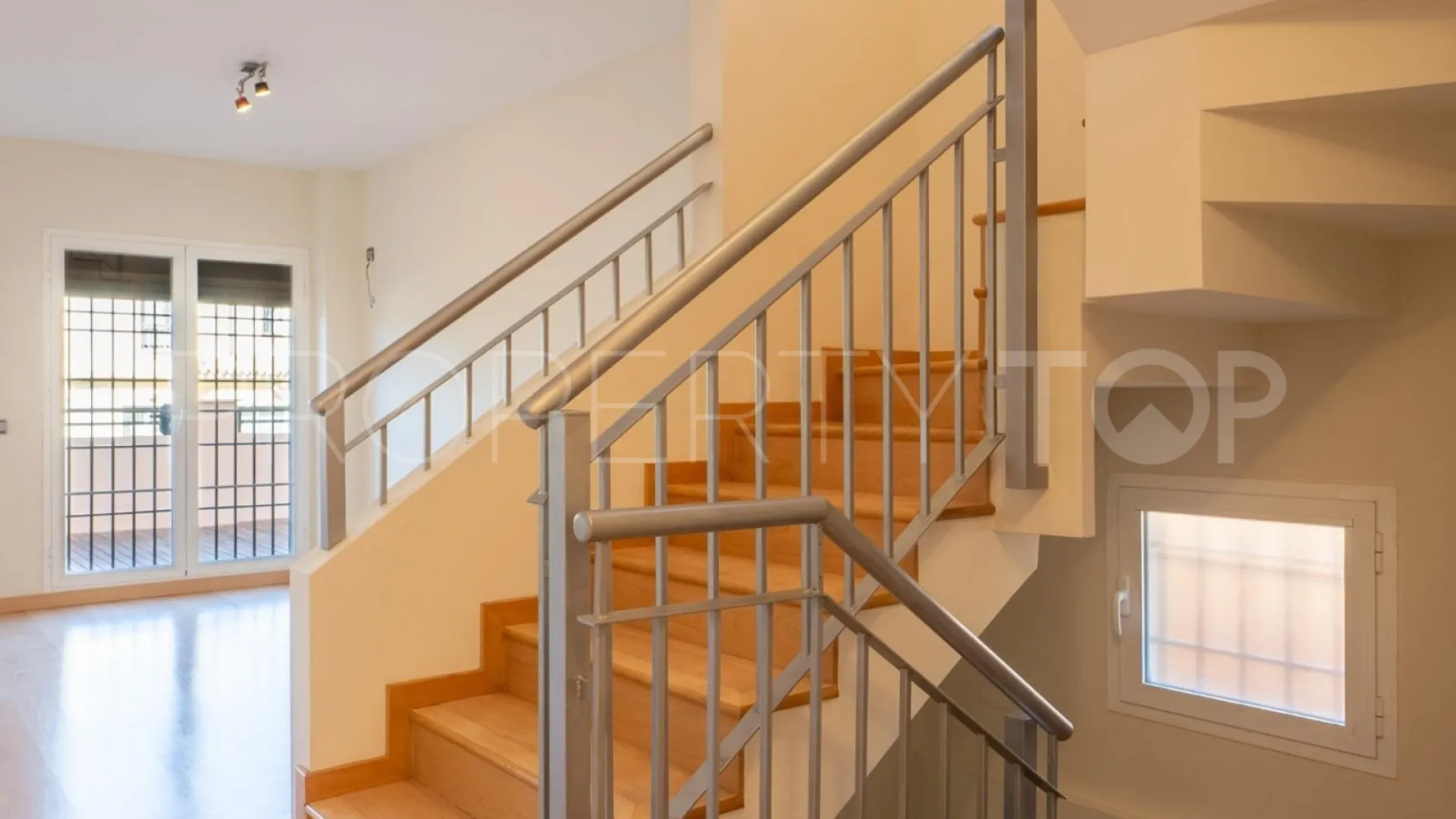 Buy town house in Los Pacos with 4 bedrooms