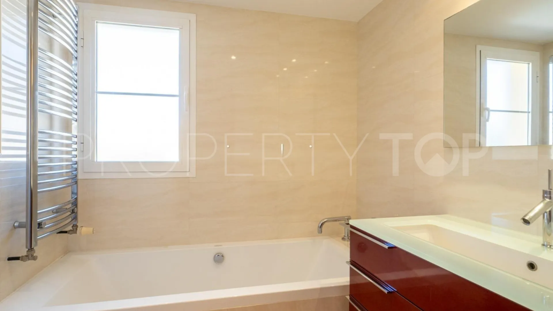 Buy town house in Los Pacos with 4 bedrooms
