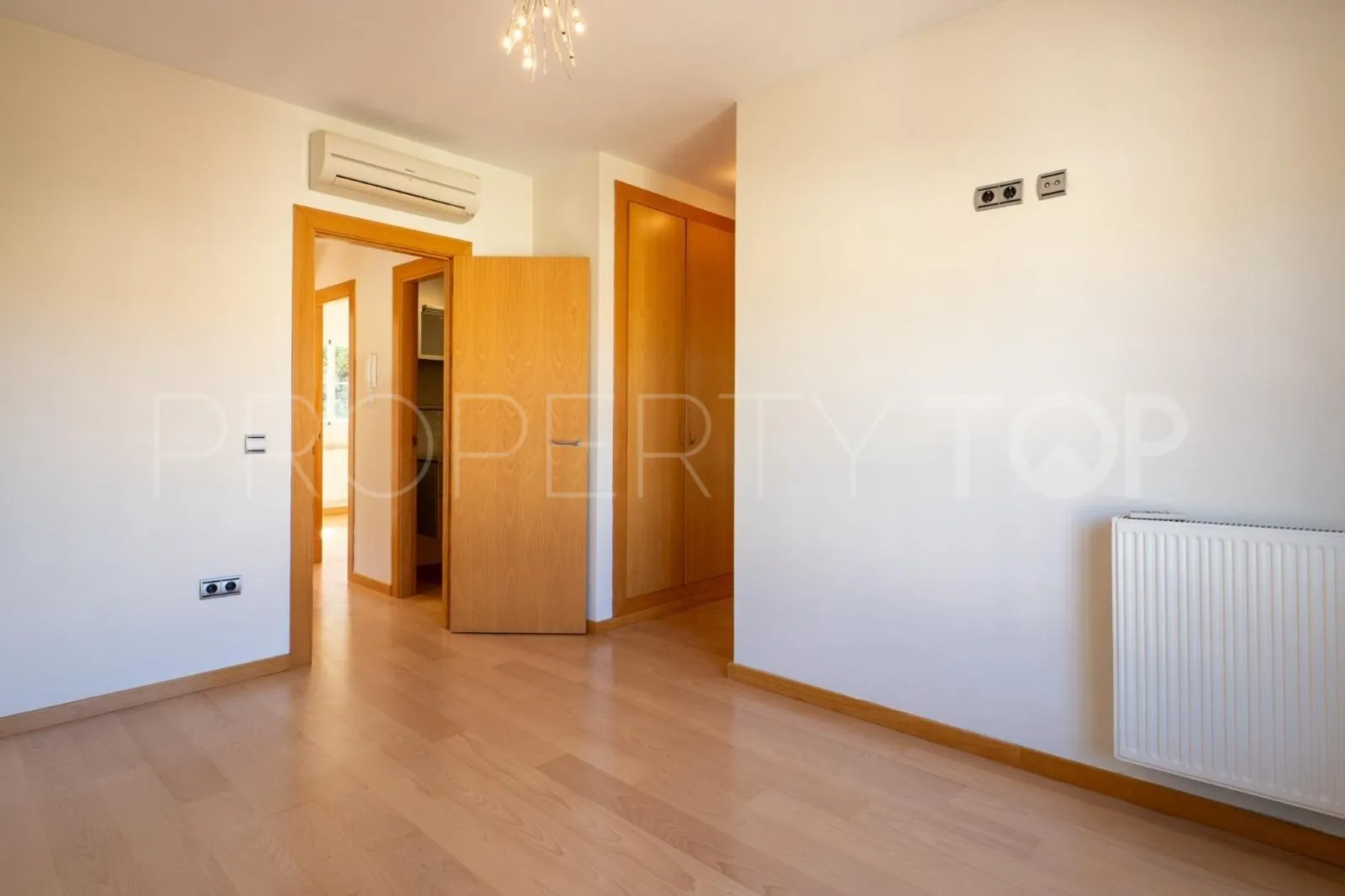 Buy town house in Los Pacos with 4 bedrooms