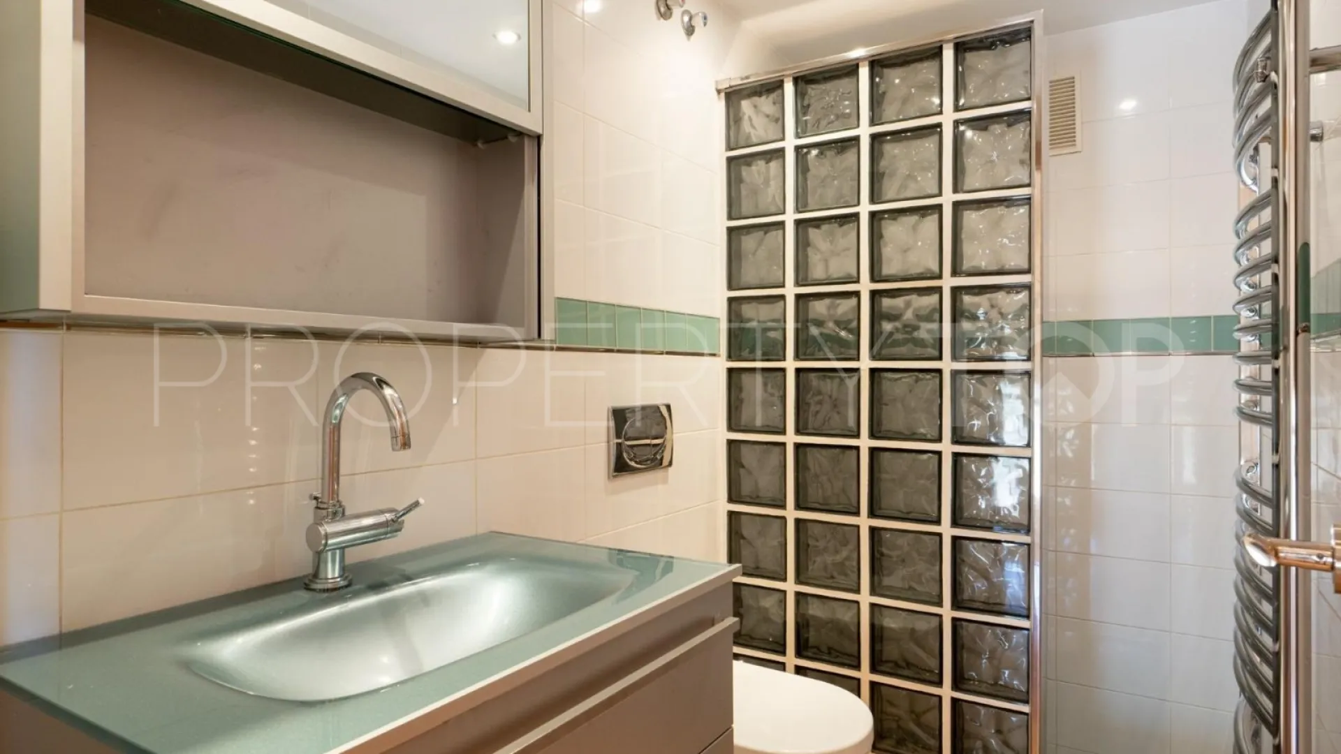 Buy town house in Los Pacos with 4 bedrooms