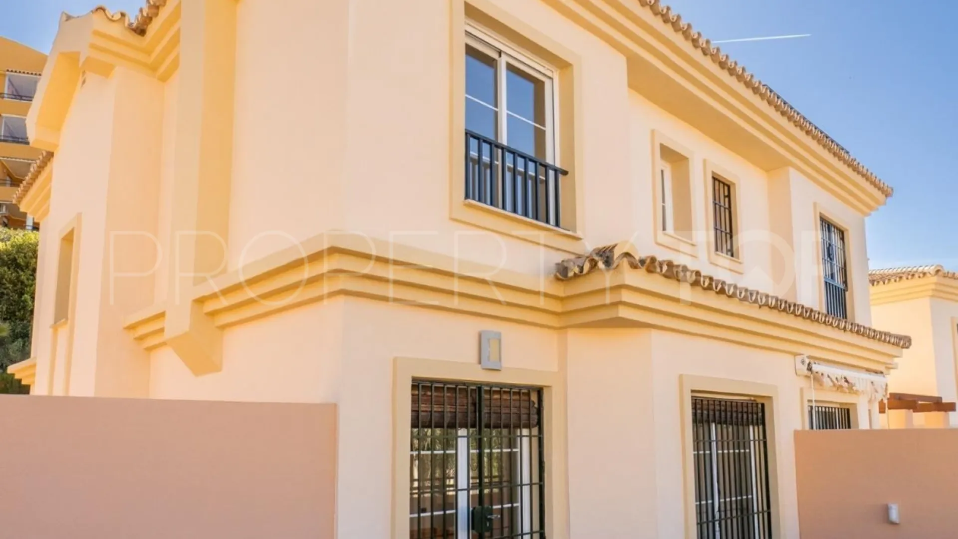 Buy town house in Los Pacos with 4 bedrooms