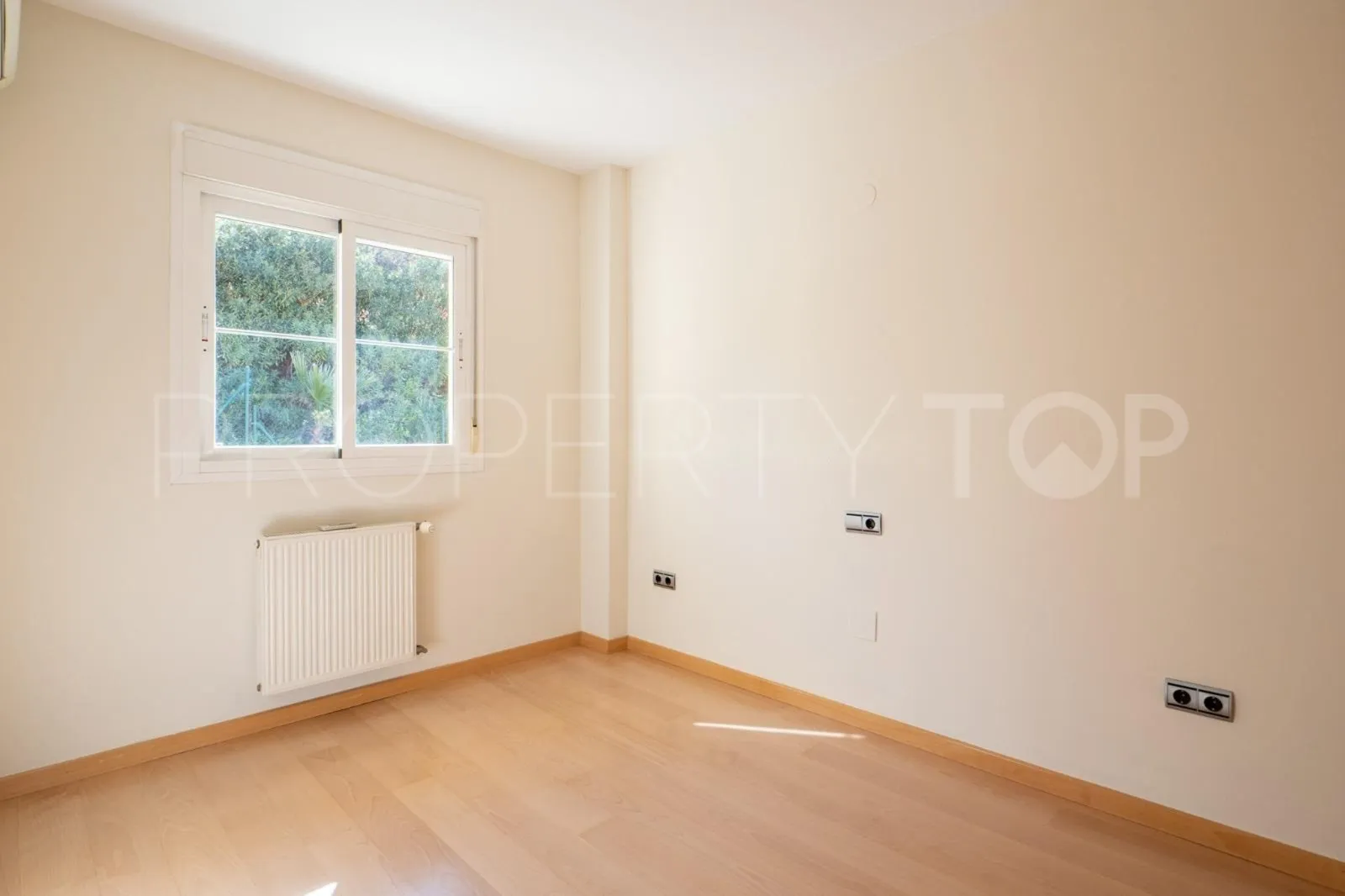 Buy town house in Los Pacos with 4 bedrooms