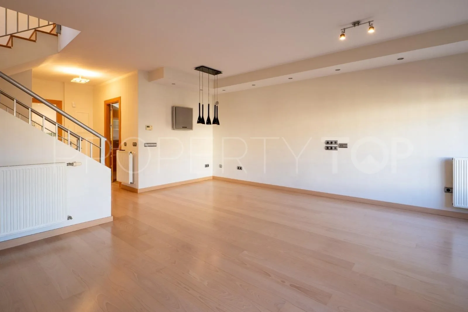 Buy town house in Los Pacos with 4 bedrooms