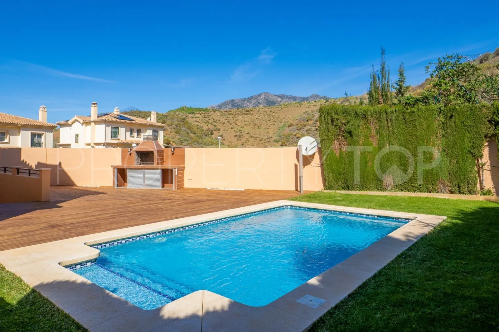 Buy town house in Los Pacos with 4 bedrooms