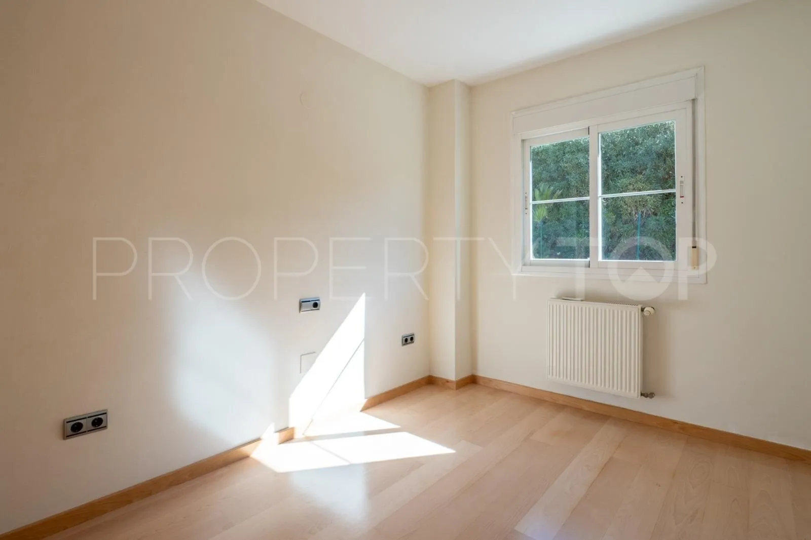 Buy town house in Los Pacos with 4 bedrooms