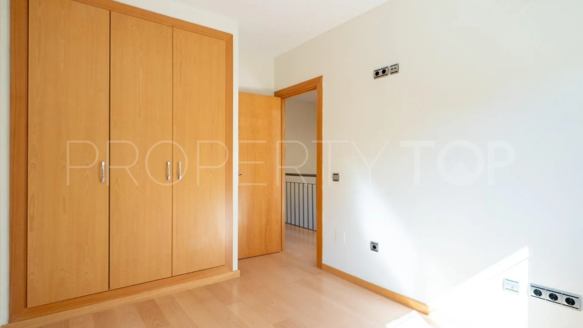 Buy town house in Los Pacos with 4 bedrooms