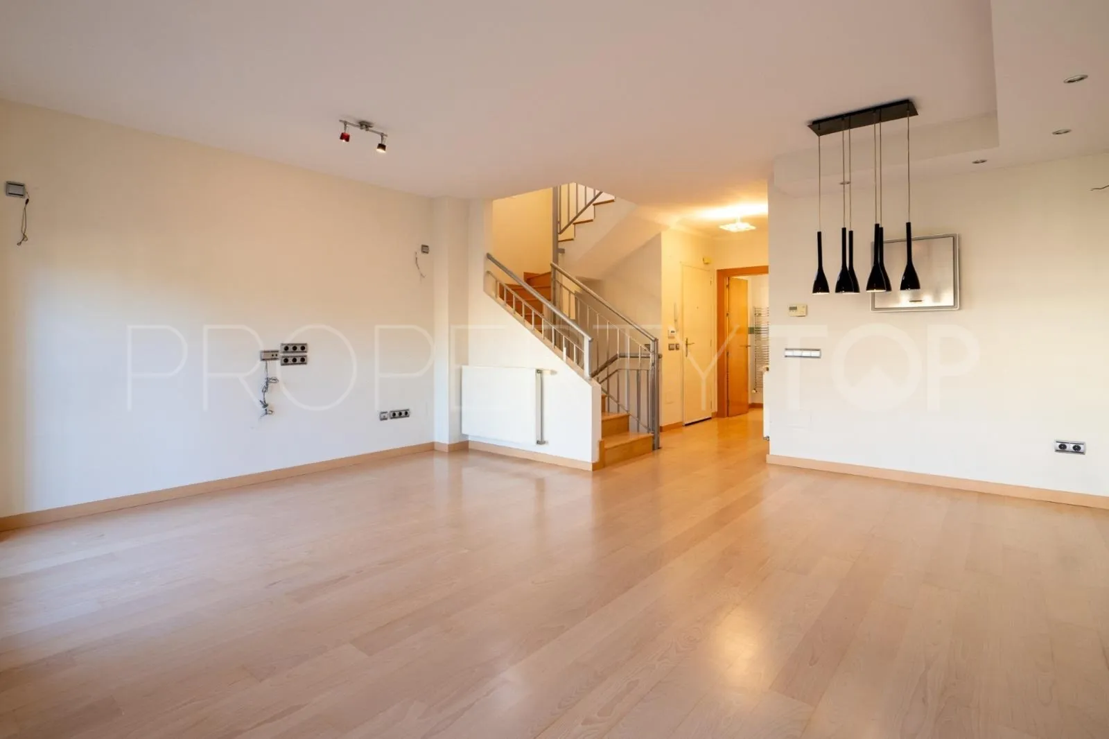 Buy town house in Los Pacos with 4 bedrooms