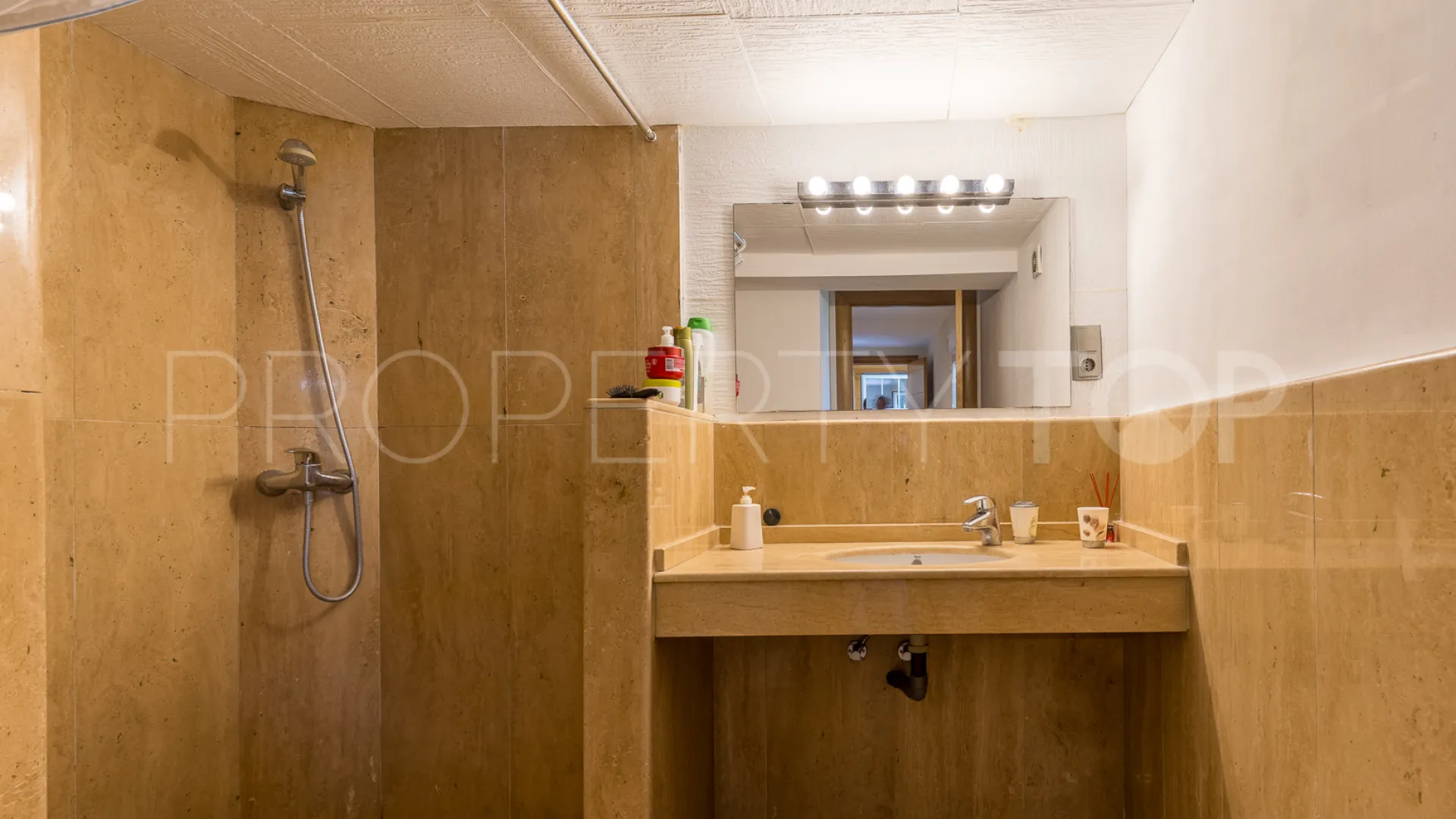 For sale villa with 6 bedrooms in Cerrado Calderón - El Morlaco