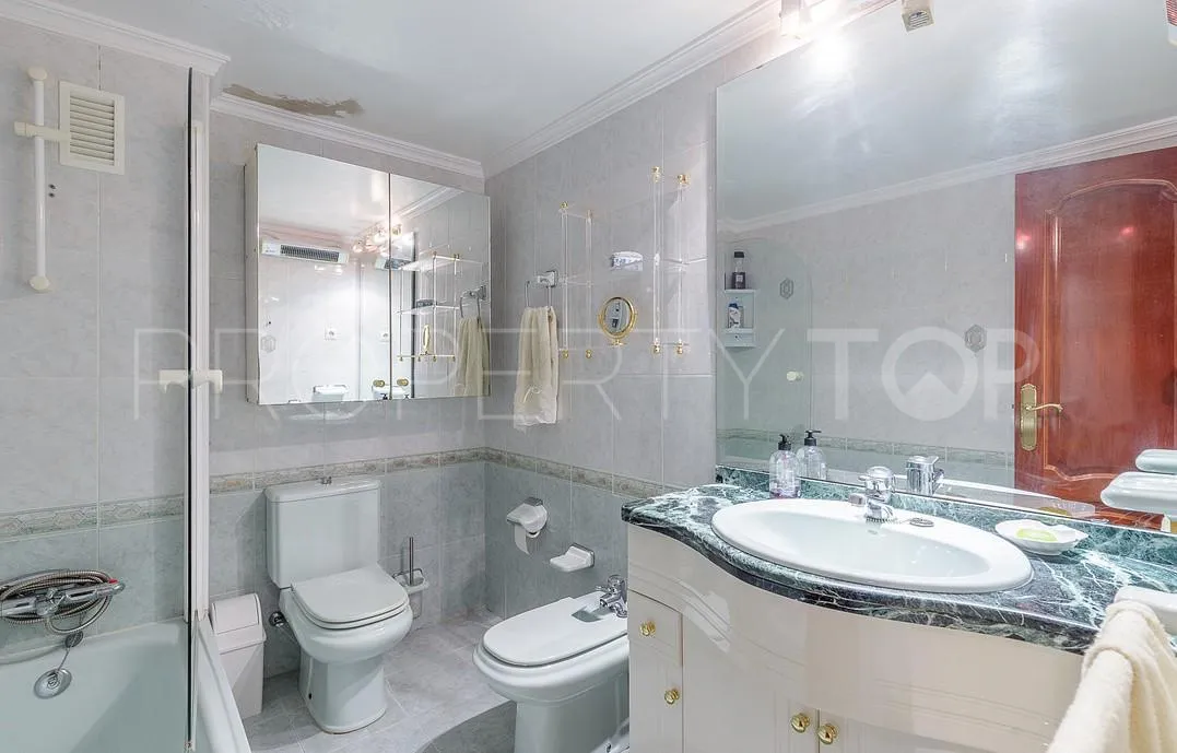 Pedregalejo, apartamento de 5 dormitorios en venta