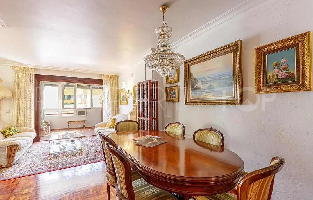 Pedregalejo, apartamento de 5 dormitorios en venta