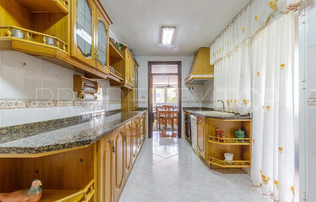 Pedregalejo, apartamento de 5 dormitorios en venta
