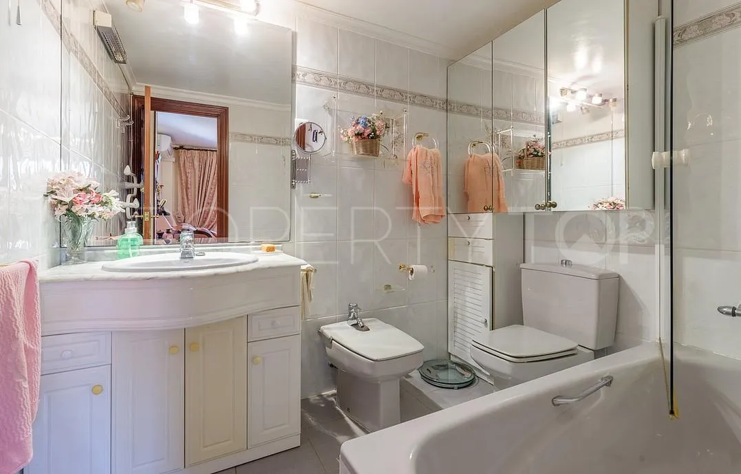Pedregalejo, apartamento de 5 dormitorios en venta