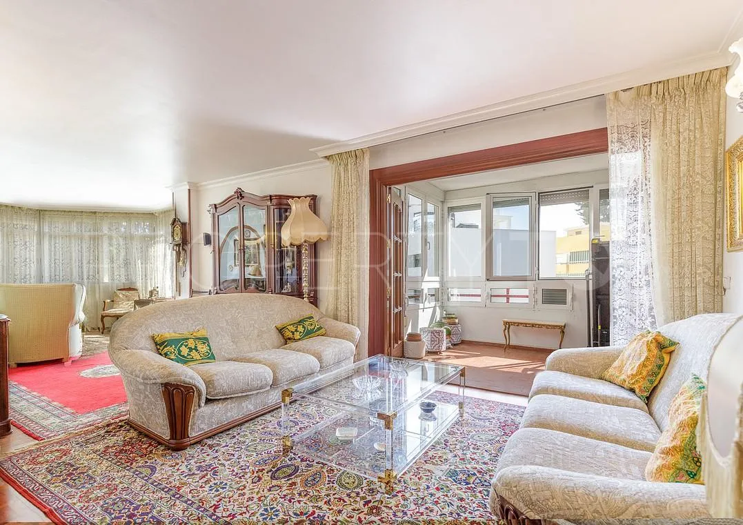 Pedregalejo, apartamento de 5 dormitorios en venta
