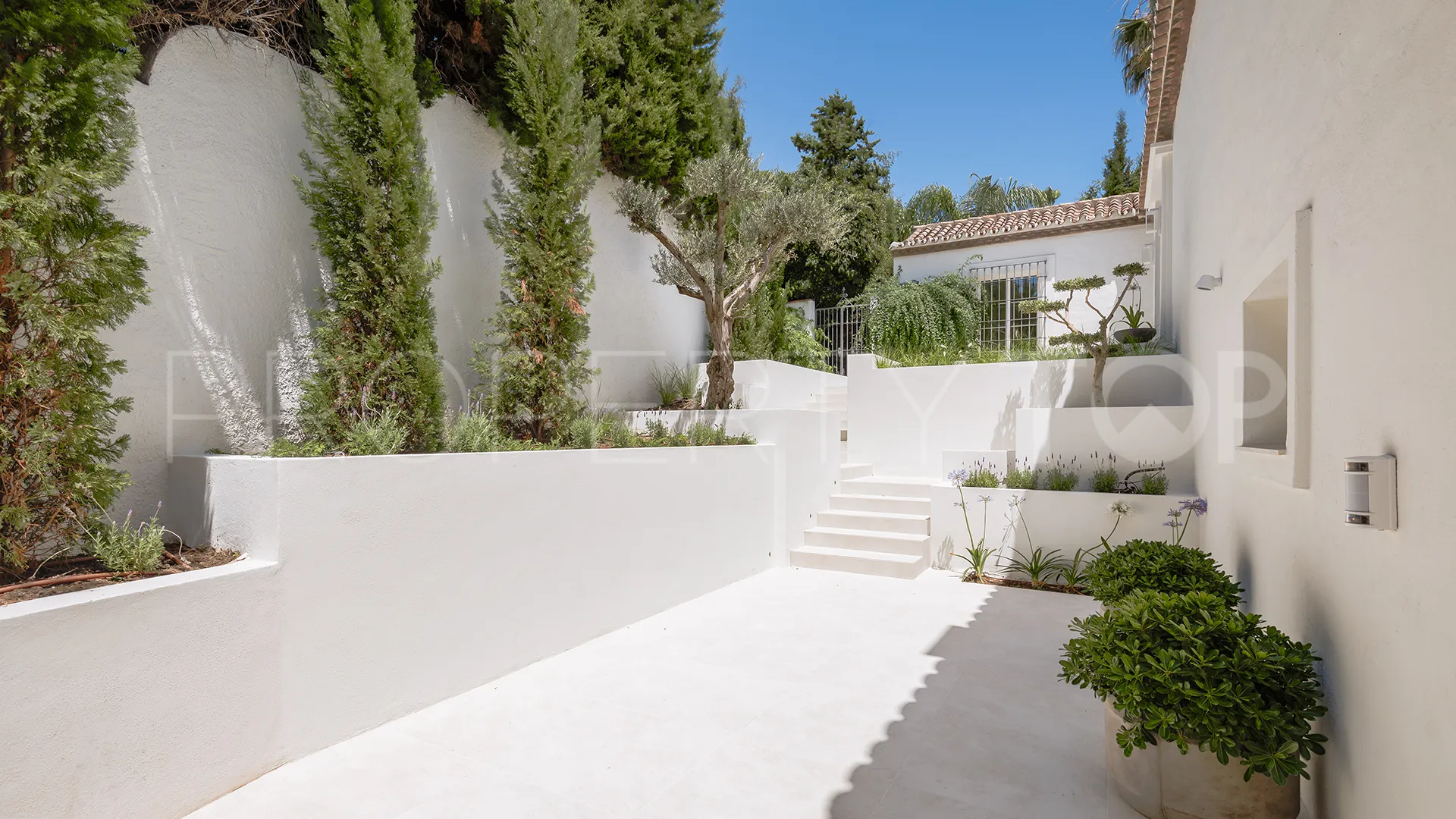 Villa for sale in Guadalmina Alta