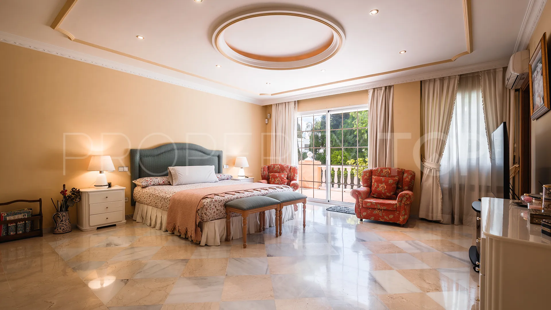 Se vende villa en Atalaya de Rio Verde con 5 dormitorios