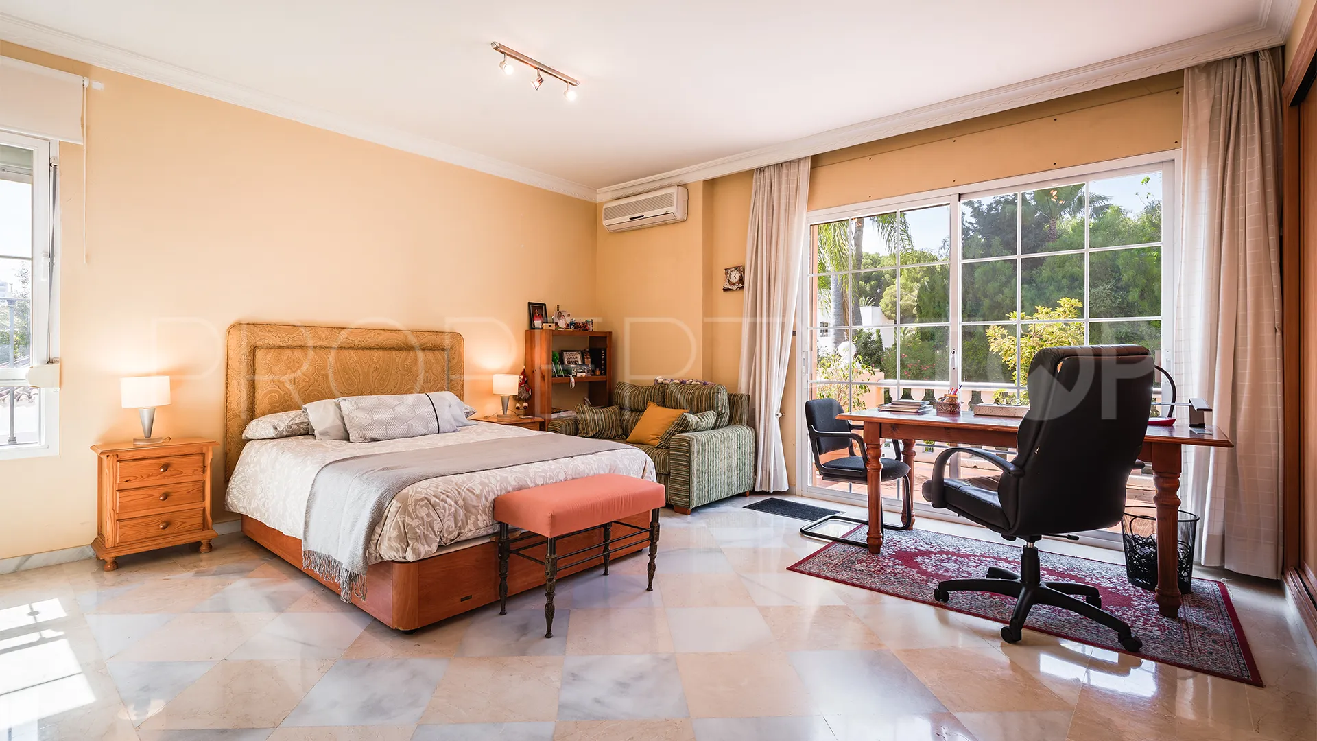 Se vende villa en Atalaya de Rio Verde con 5 dormitorios