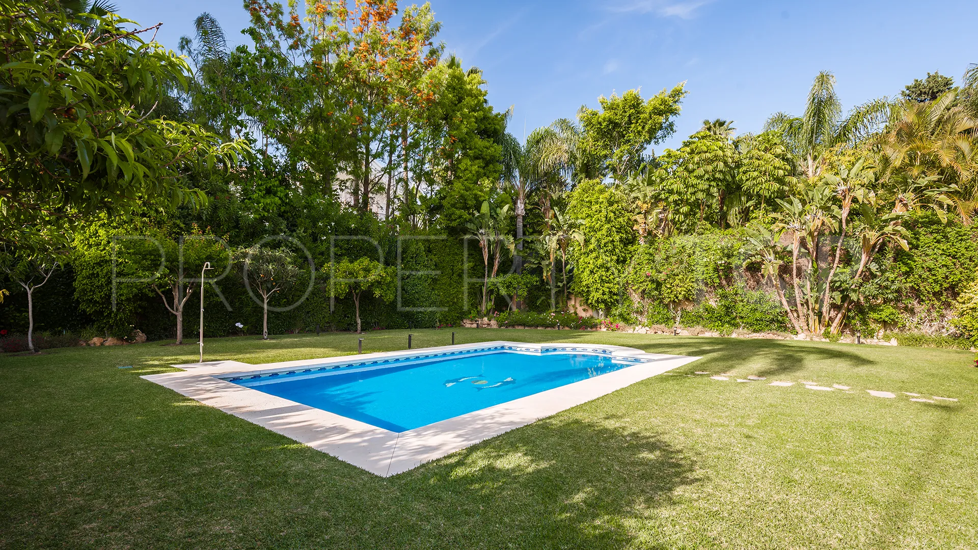 Se vende villa en Atalaya de Rio Verde con 5 dormitorios