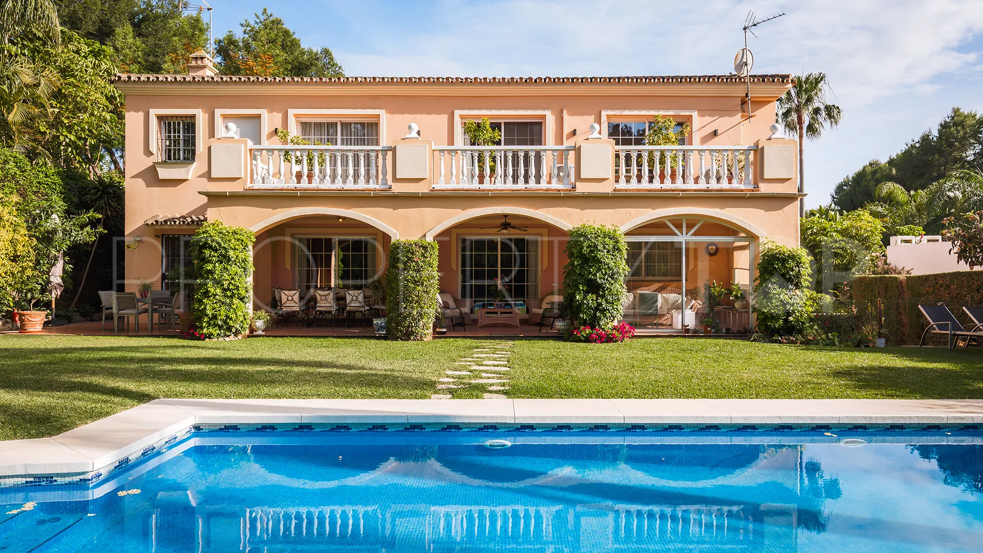 Se vende villa en Atalaya de Rio Verde con 5 dormitorios