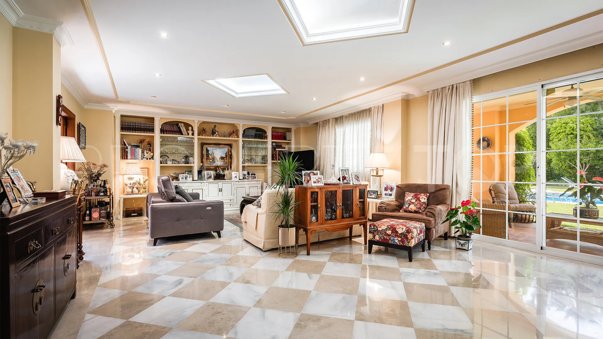 Se vende villa en Atalaya de Rio Verde con 5 dormitorios