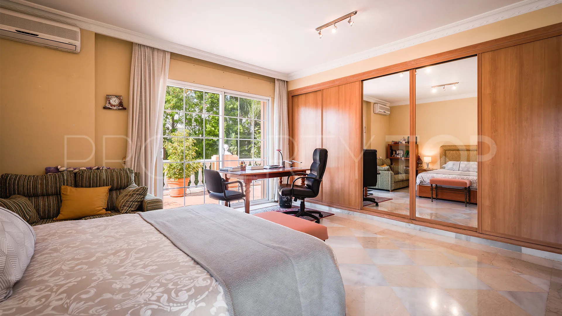 Se vende villa en Atalaya de Rio Verde con 5 dormitorios
