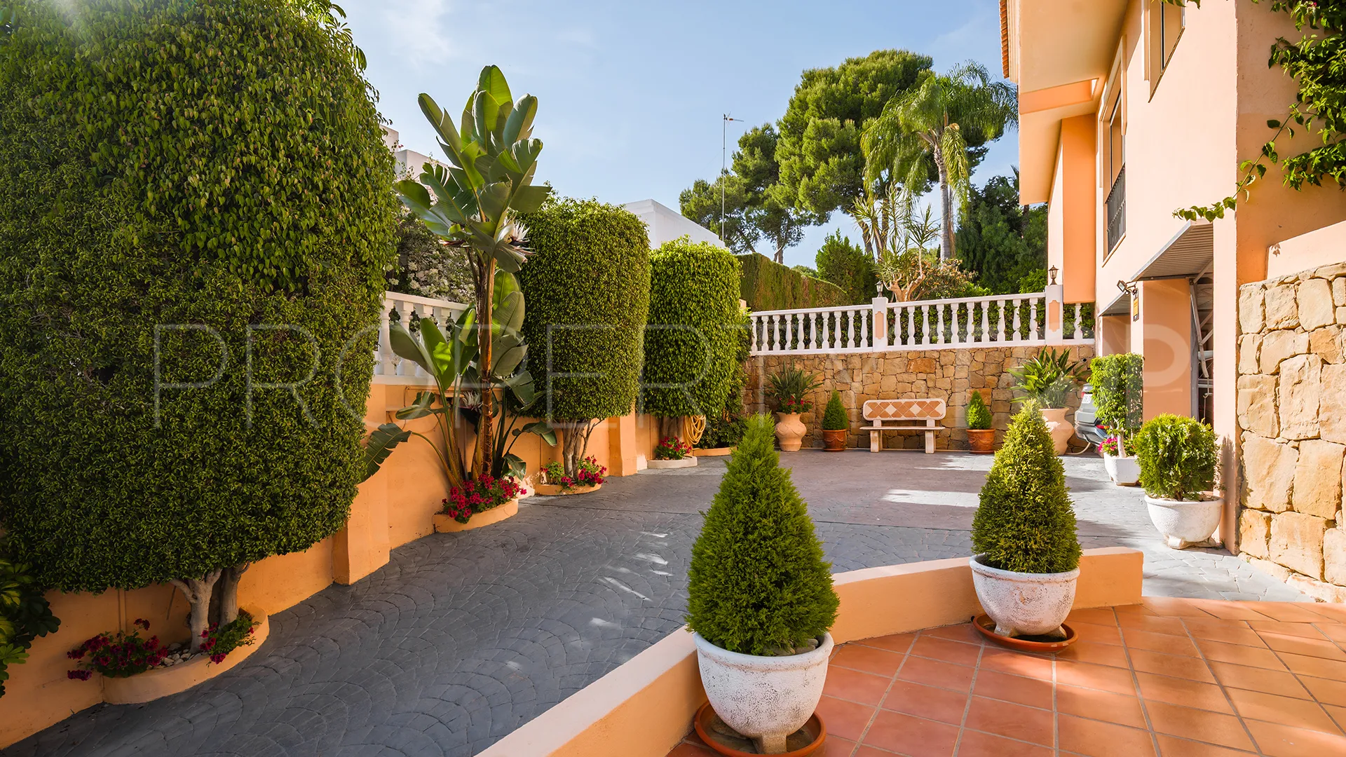 Se vende villa en Atalaya de Rio Verde con 5 dormitorios