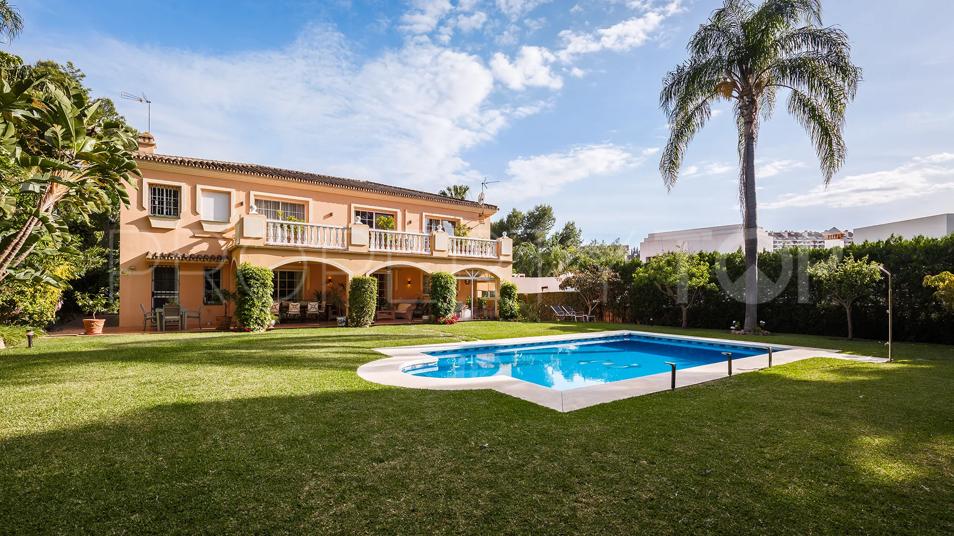 Se vende villa en Atalaya de Rio Verde con 5 dormitorios