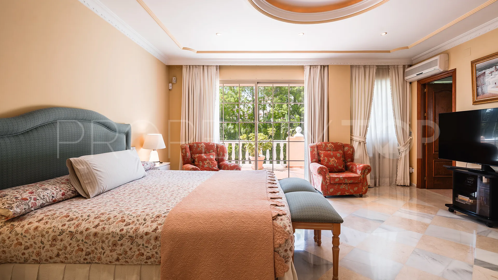 Se vende villa en Atalaya de Rio Verde con 5 dormitorios