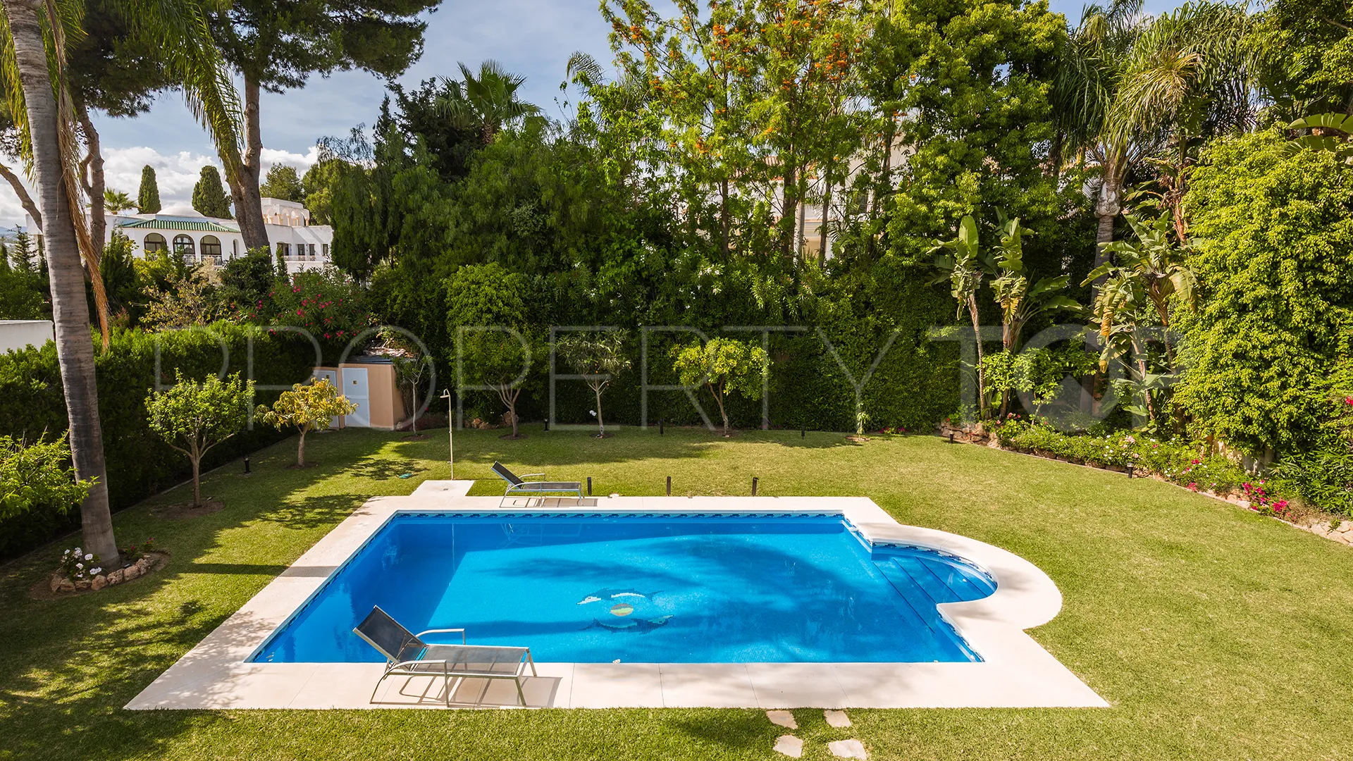 Se vende villa en Atalaya de Rio Verde con 5 dormitorios