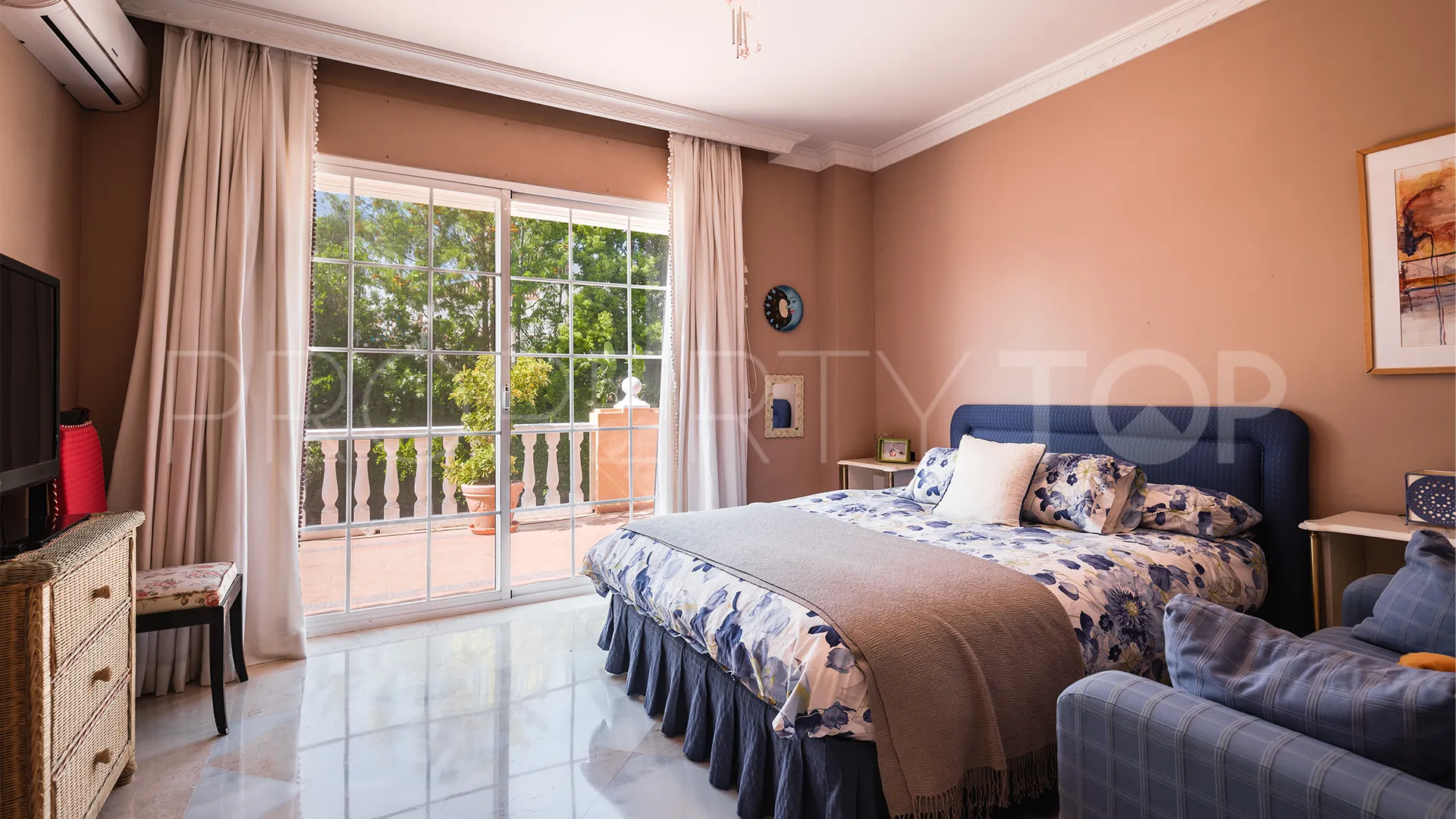 Se vende villa en Atalaya de Rio Verde con 5 dormitorios