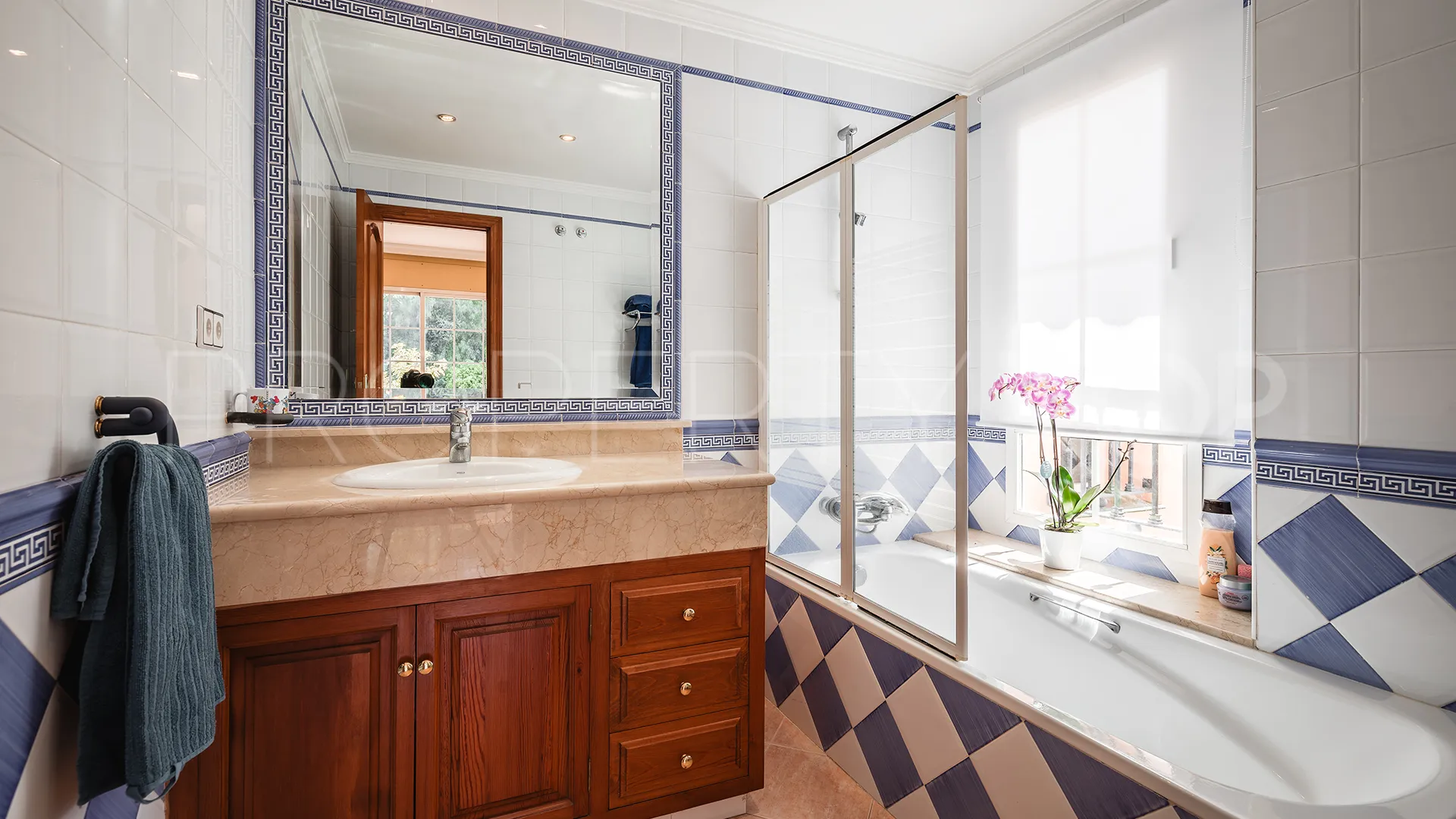 Se vende villa en Atalaya de Rio Verde con 5 dormitorios