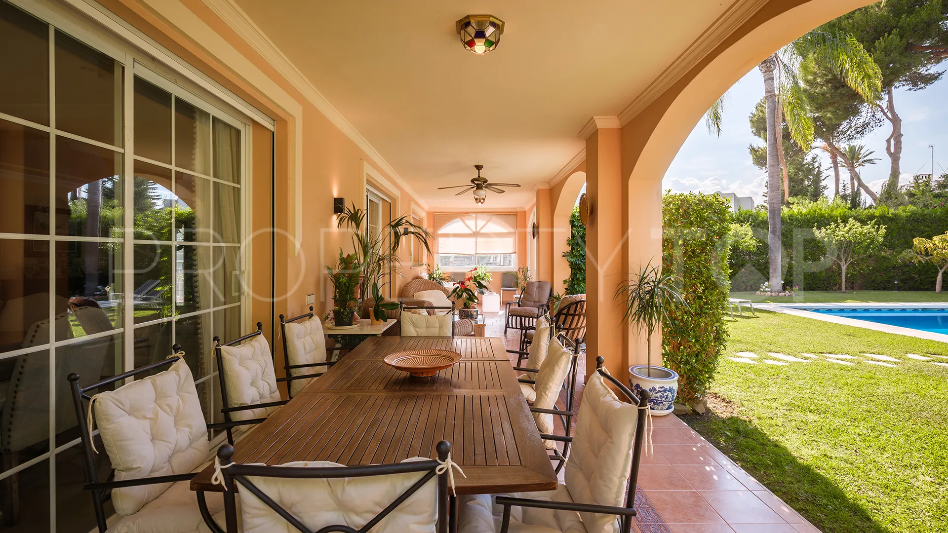 Se vende villa en Atalaya de Rio Verde con 5 dormitorios