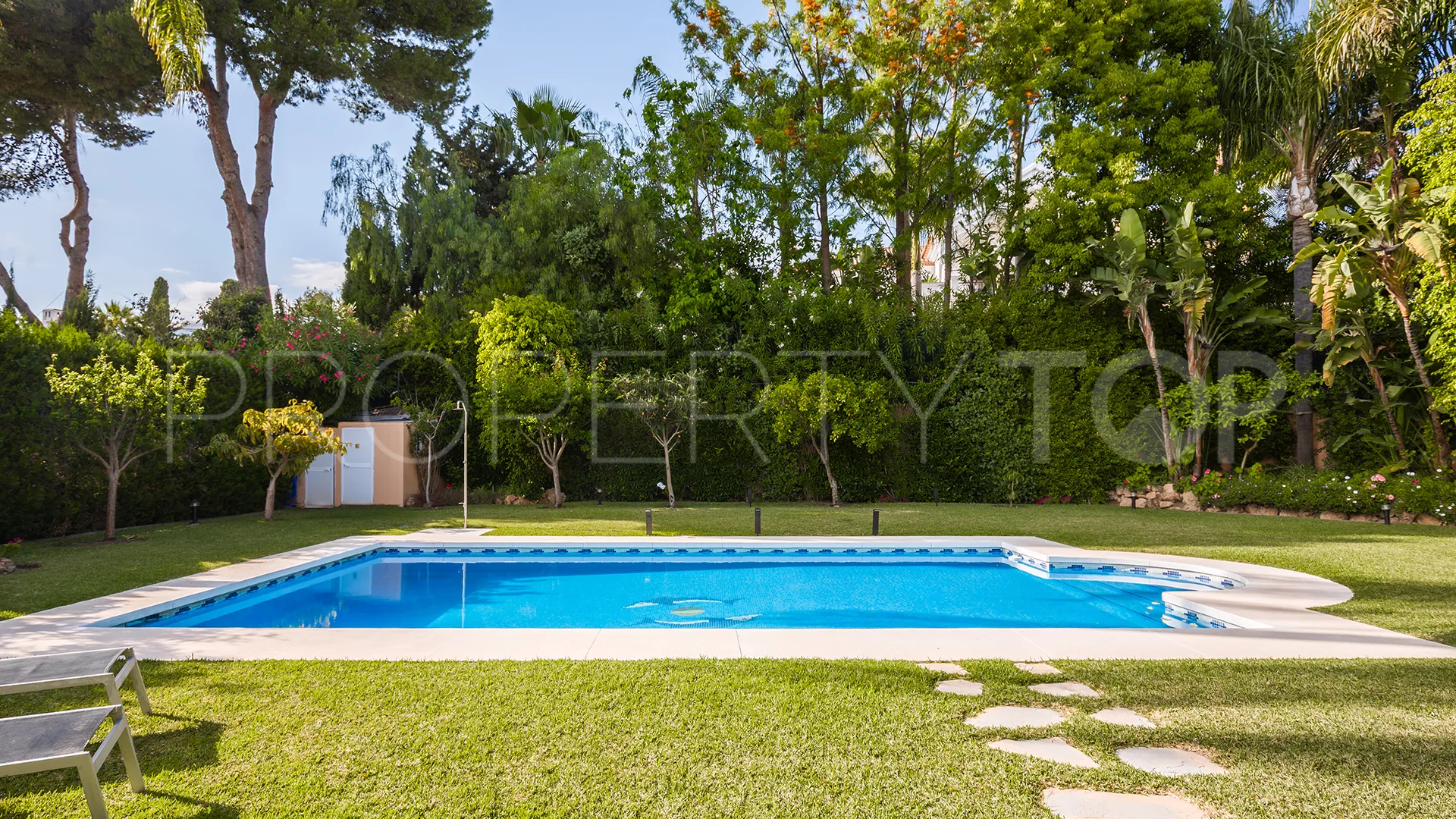 Se vende villa en Atalaya de Rio Verde con 5 dormitorios